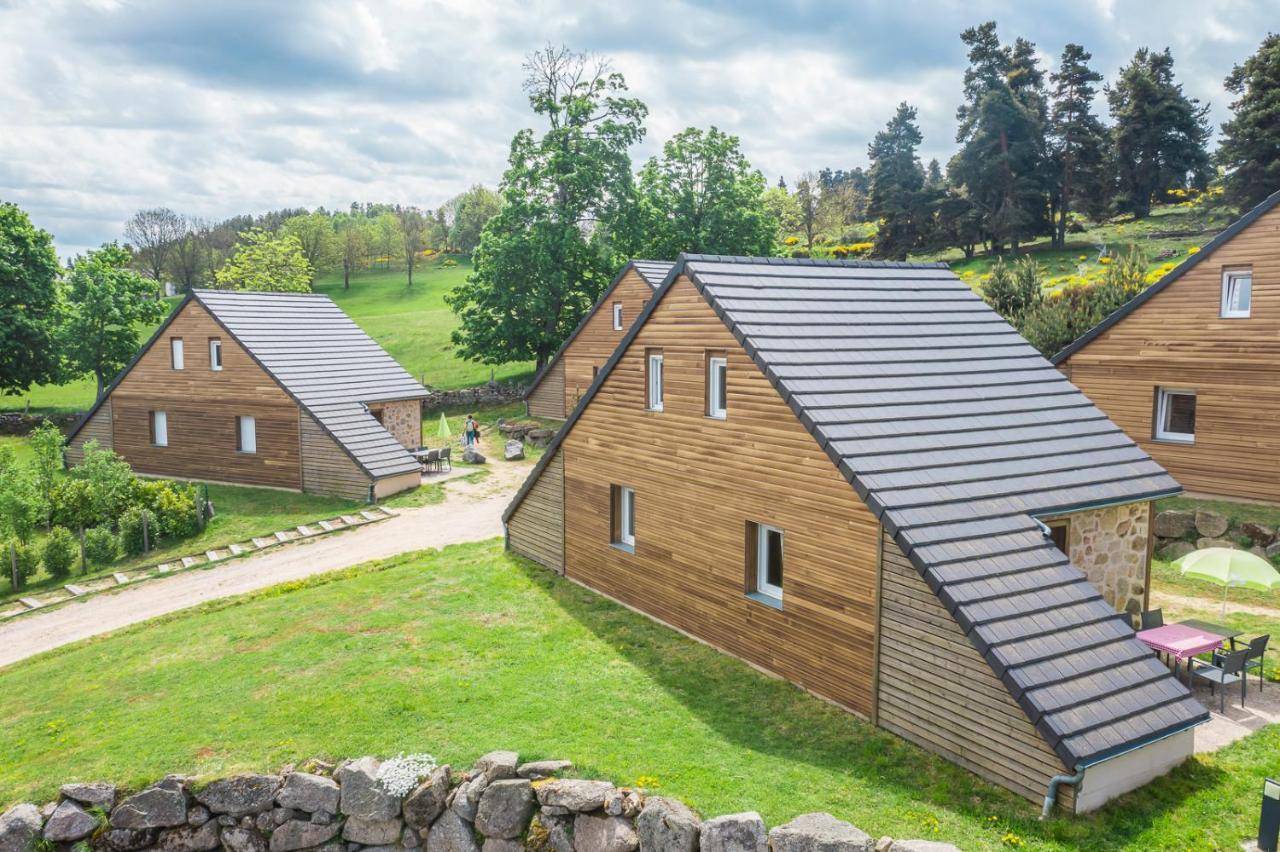 Village De Gites Les Chalets De L'Aubrac Омон-Обрак Екстериор снимка