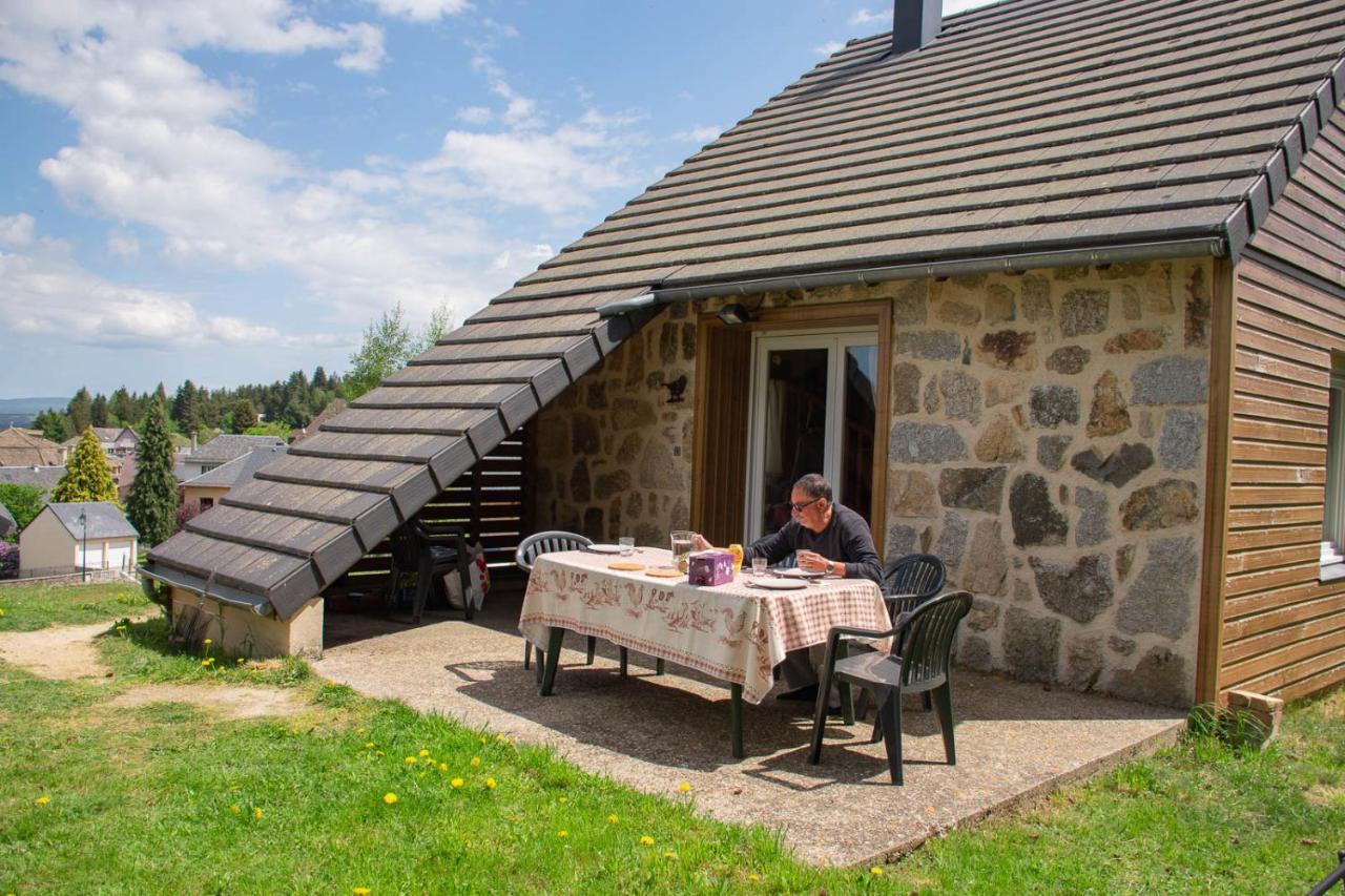 Village De Gites Les Chalets De L'Aubrac Омон-Обрак Екстериор снимка